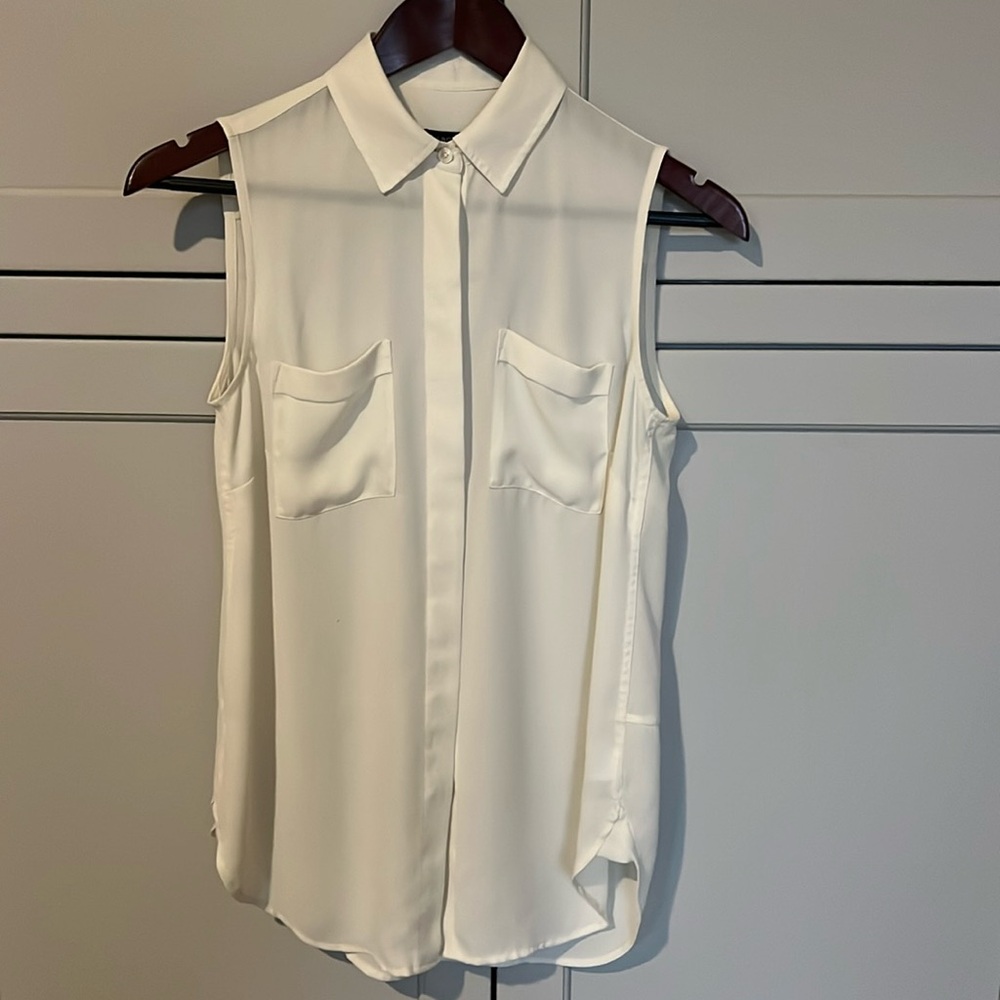 Essential sleeveless white shirt